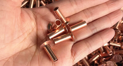 I rivetti in rame vengono spediti in Europa